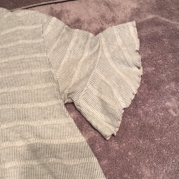 Gyft Woman’s Striped Top. Size Medium. - Picture 4 of 8